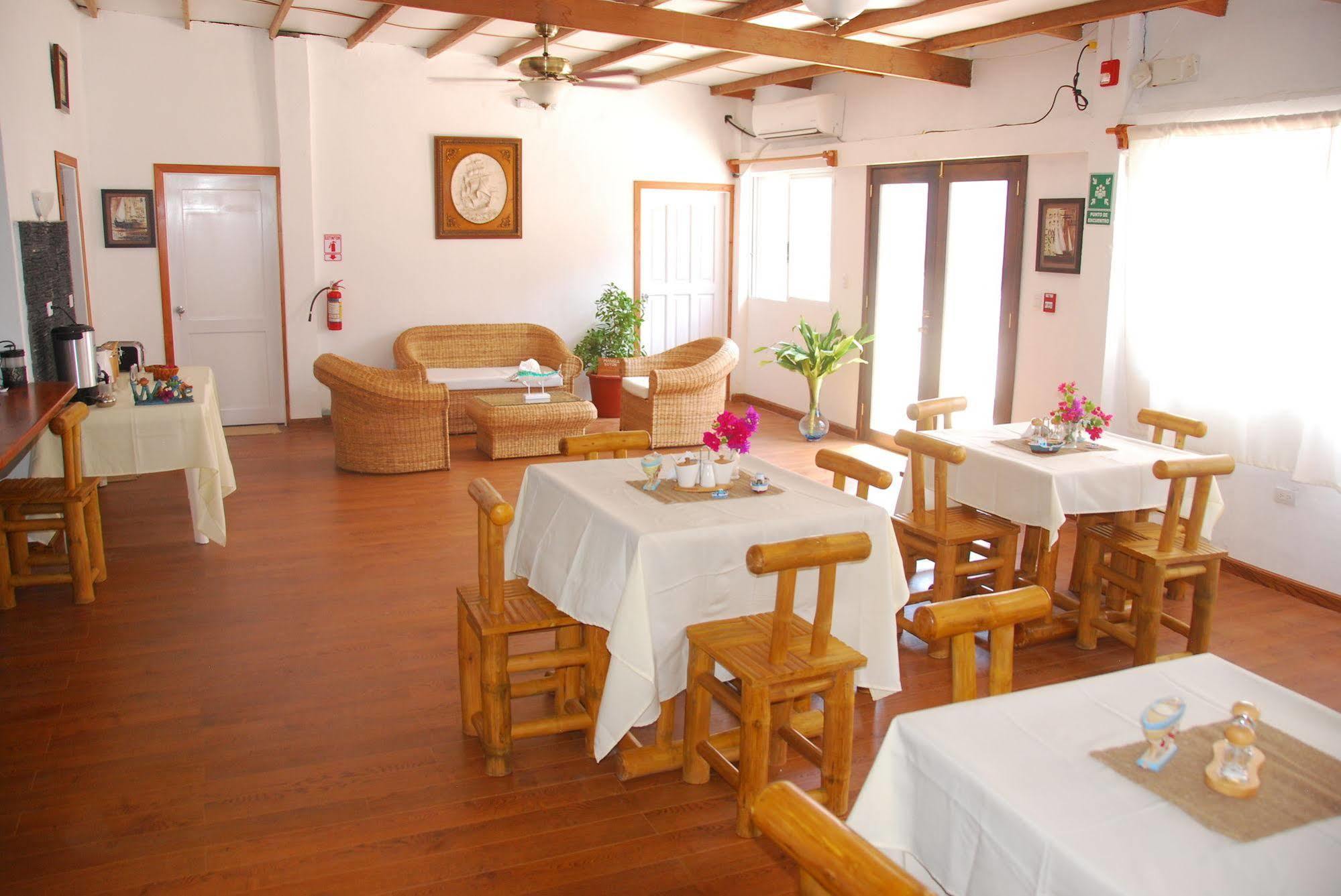 Capitan Max B&B Puerto Ayora  Exterior photo